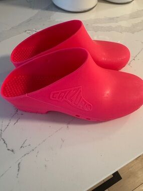 Womens Calzuro Slip-On Clog in Bright Pink
